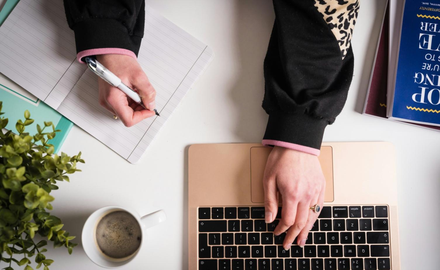 Espace de travail avec calculatrice et documents de planification financière